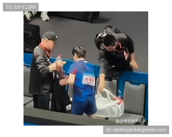 暖心一幕:比赛因球迷突发疾病暂停,双方队医共同施救 暖心一幕:比赛因球迷突发疾病暂停,双方队医共同施救