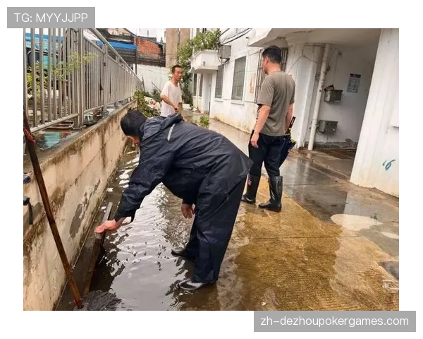 雨中激战:白袜与守护者比赛因雨中断两小时,工作人员紧急维护场地 雨中激战:白袜与守护者比赛因雨中断两小时,工作人员紧急维护场地